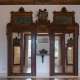 ...l�originale boiserie in noce che riveste le pareti tra porte a specchio...